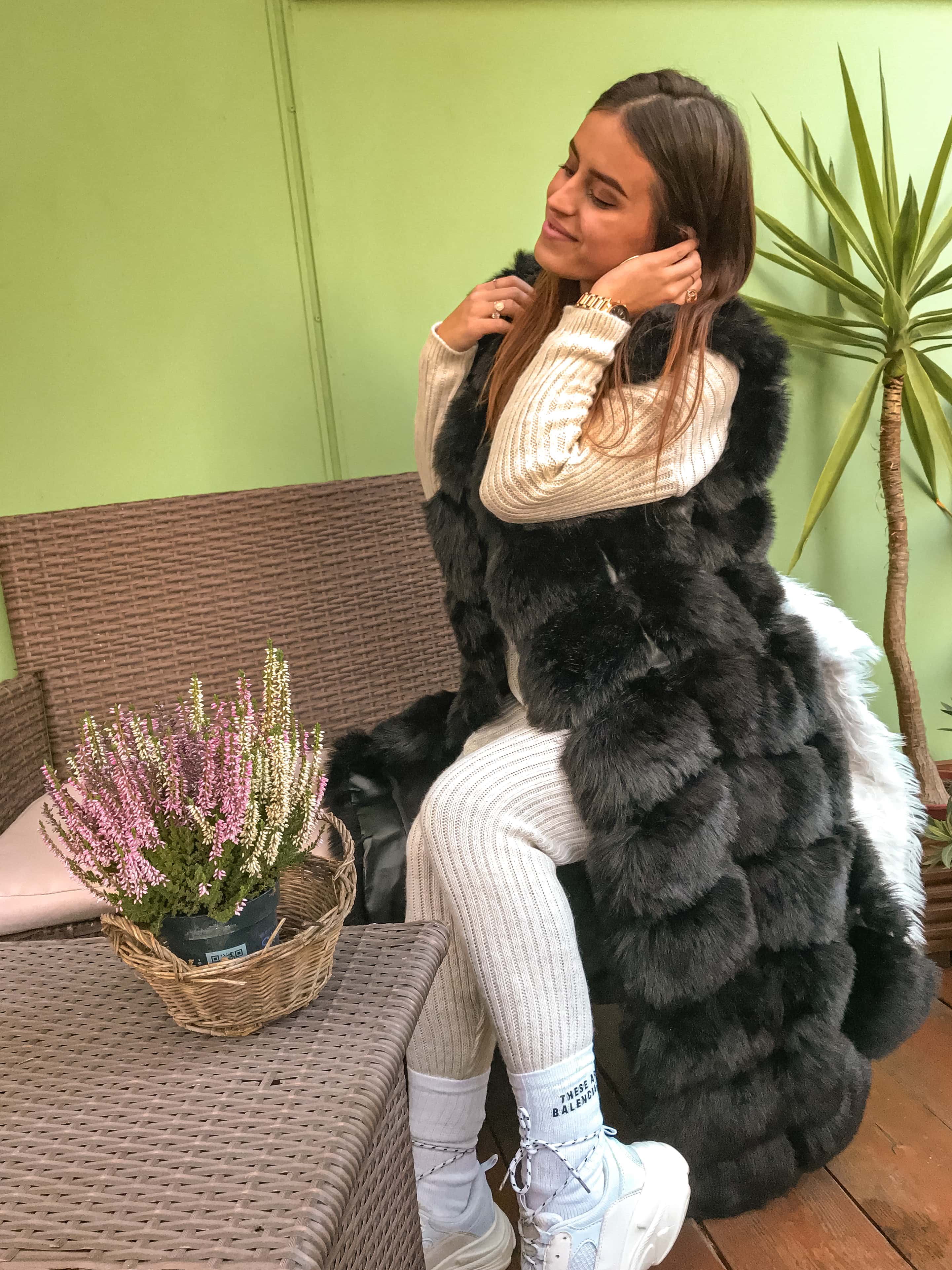 faux fur vest black