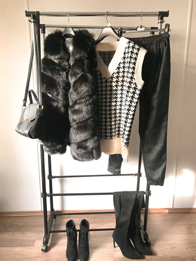 faux fur vest - black